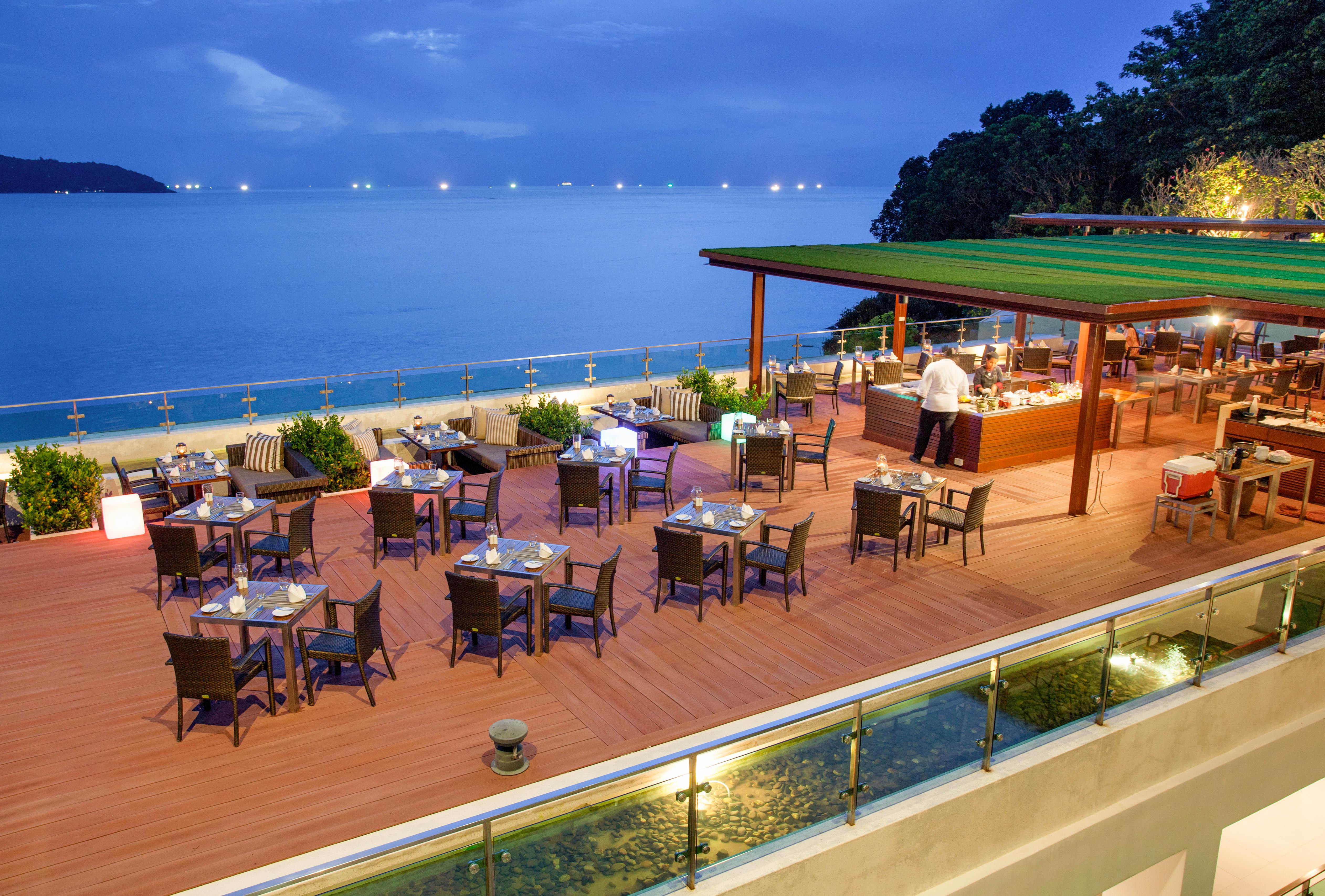 Patong Zenmaya Oceanfront Phuket, Trademark Collection By Wyndham מראה חיצוני תמונה The Deck