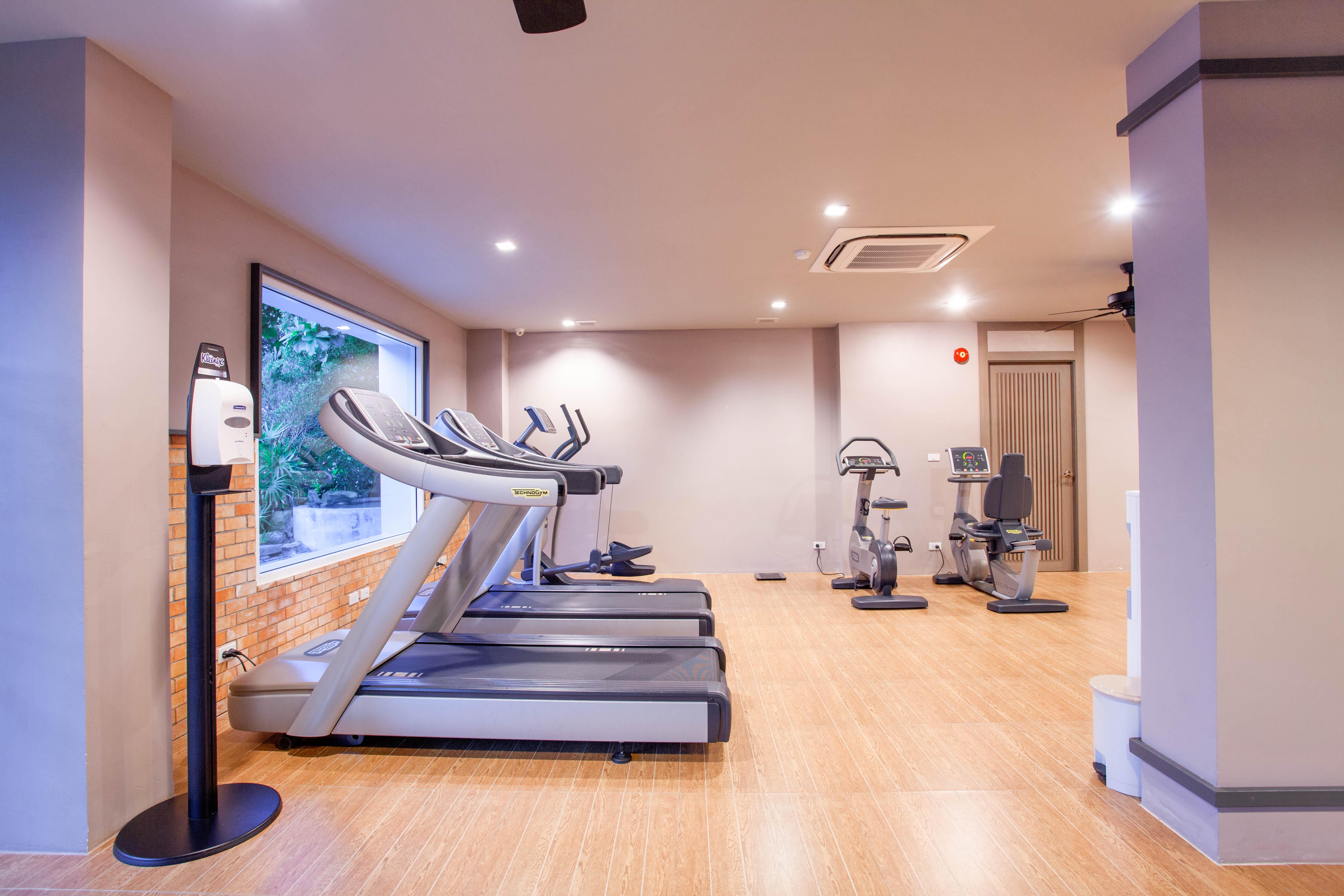 Patong Zenmaya Oceanfront Phuket, Trademark Collection By Wyndham מראה חיצוני תמונה The gym at the hotel
