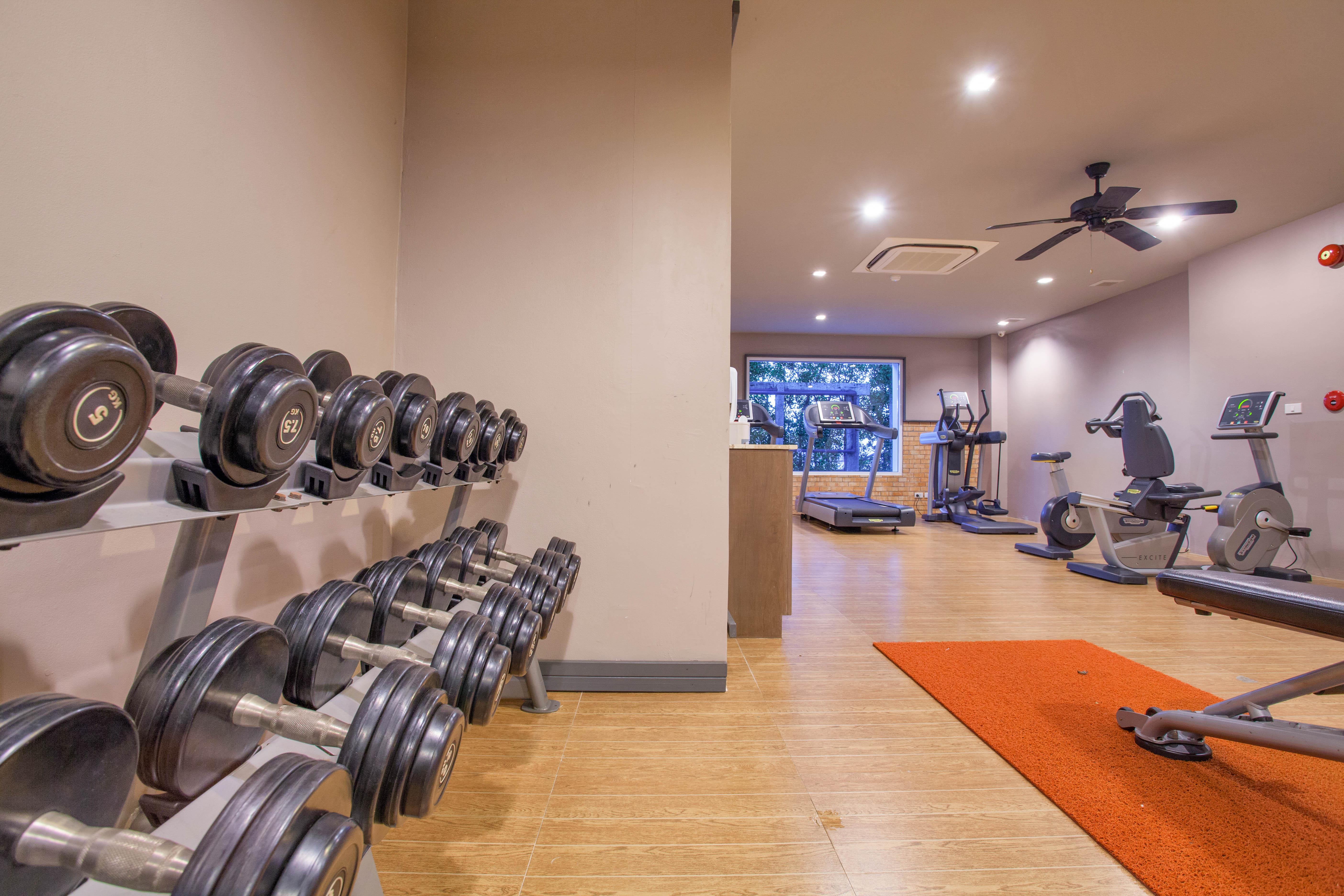 Patong Zenmaya Oceanfront Phuket, Trademark Collection By Wyndham מראה חיצוני תמונה The gym at the hotel