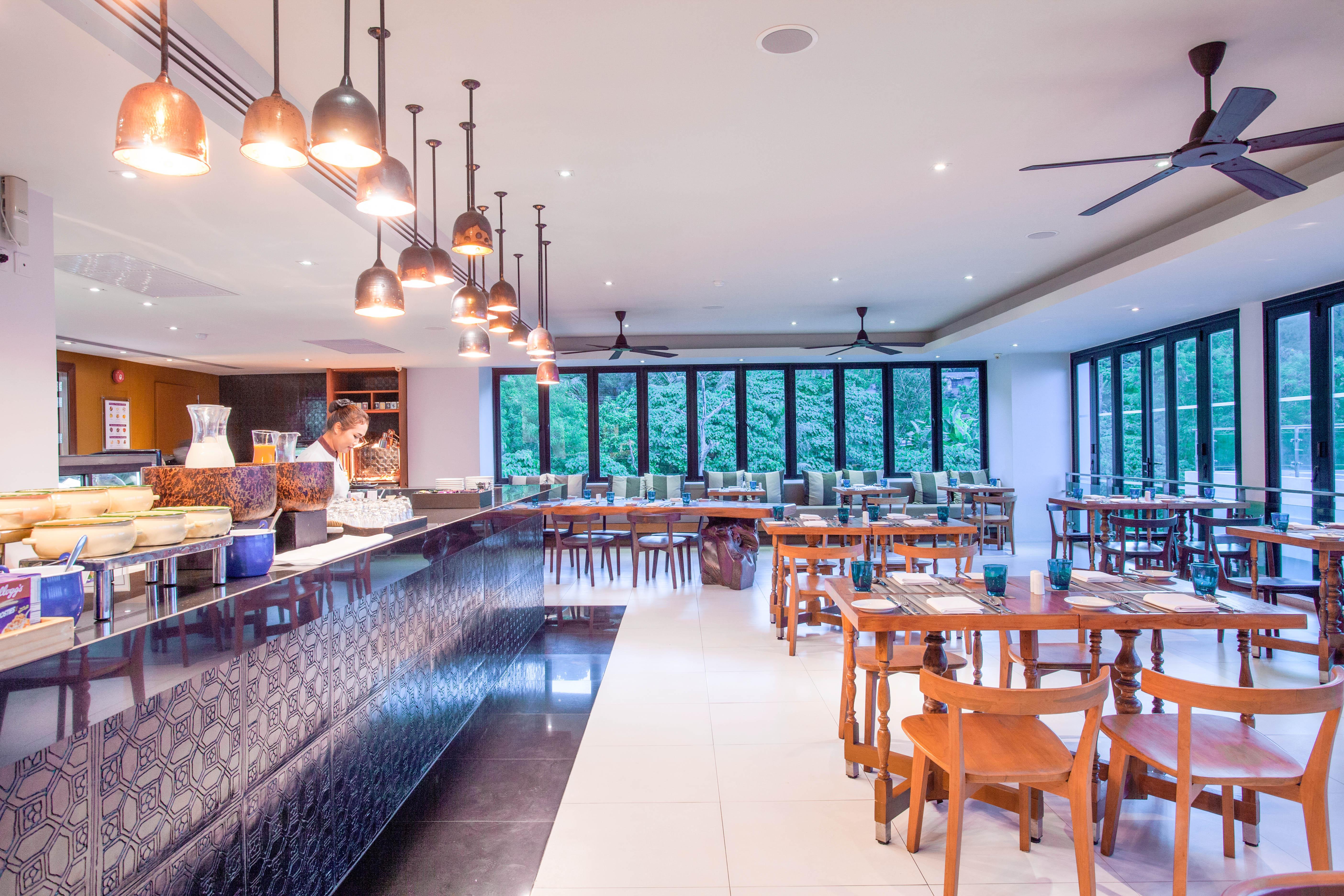 Patong Zenmaya Oceanfront Phuket, Trademark Collection By Wyndham מראה חיצוני תמונה The restaurant at the hotel