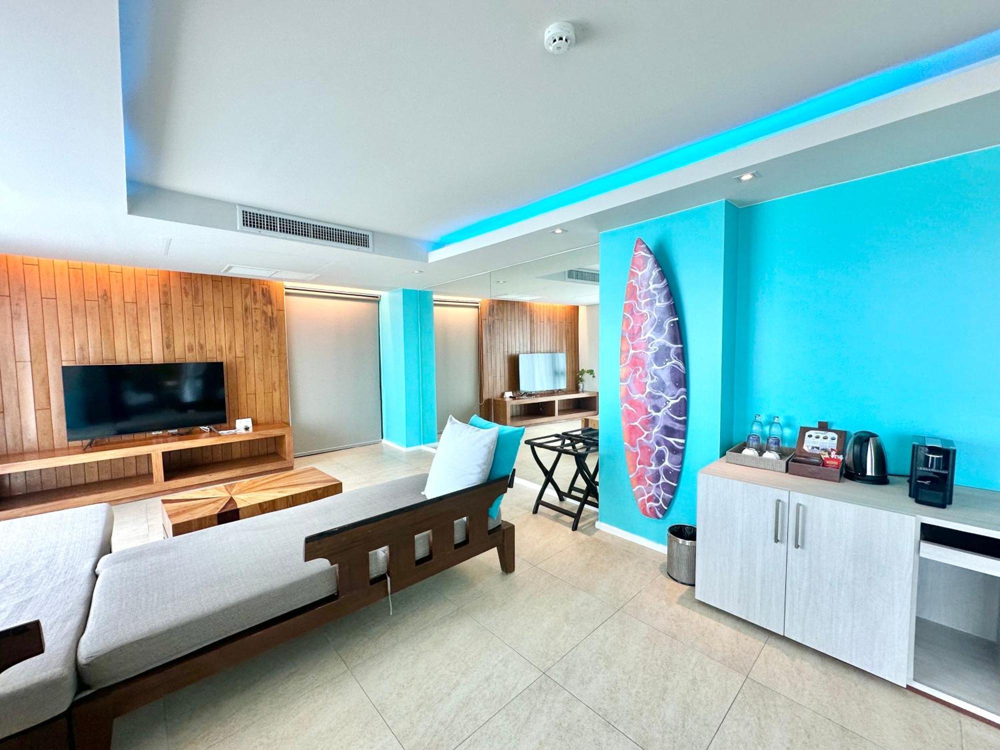 Patong Zenmaya Oceanfront Phuket, Trademark Collection By Wyndham מראה חיצוני תמונה A suite at the hotel