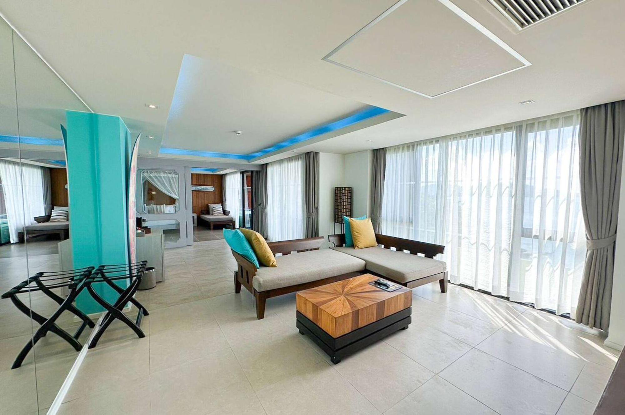 Patong Zenmaya Oceanfront Phuket, Trademark Collection By Wyndham מראה חיצוני תמונה A suite at the Atlantis Paradise Island